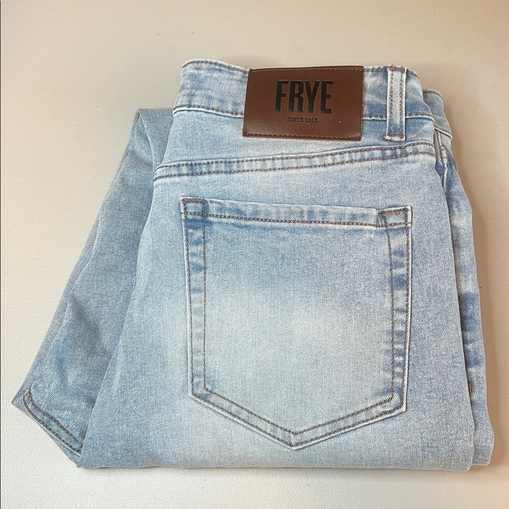 Frye Straight Leg High Rise Jean Light Wash Size 6/28